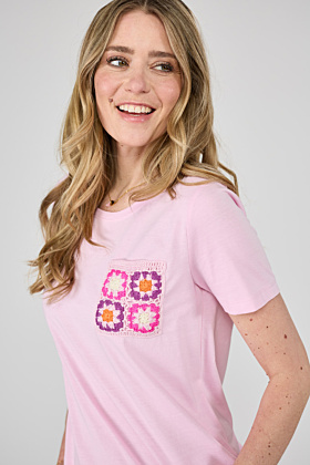 T-Shirt mit Häkelblumen